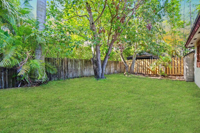 One-story 5BR/4BA home on an oversized lot over 8500 sq. ft. in - photo 46