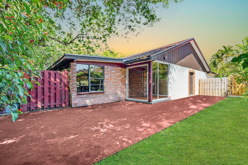 One-story 5BR/4BA home on an oversized lot over 8500 sq. ft. in - photo 47