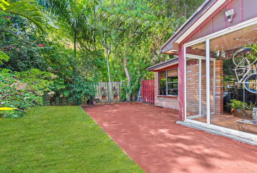 One-story 5BR/4BA home on an oversized lot over 8500 sq. ft. in - photo 48