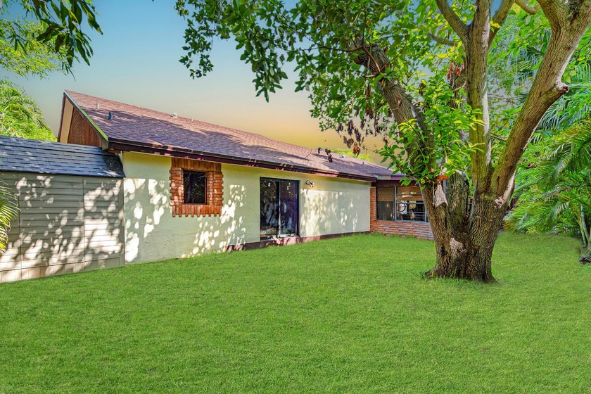 One-story 5BR/4BA home on an oversized lot over 8500 sq. ft. in - photo 49