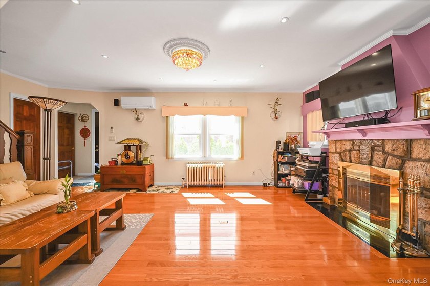 Welcome to this Move-In Ready Detached Colonial situated on a - photo 3