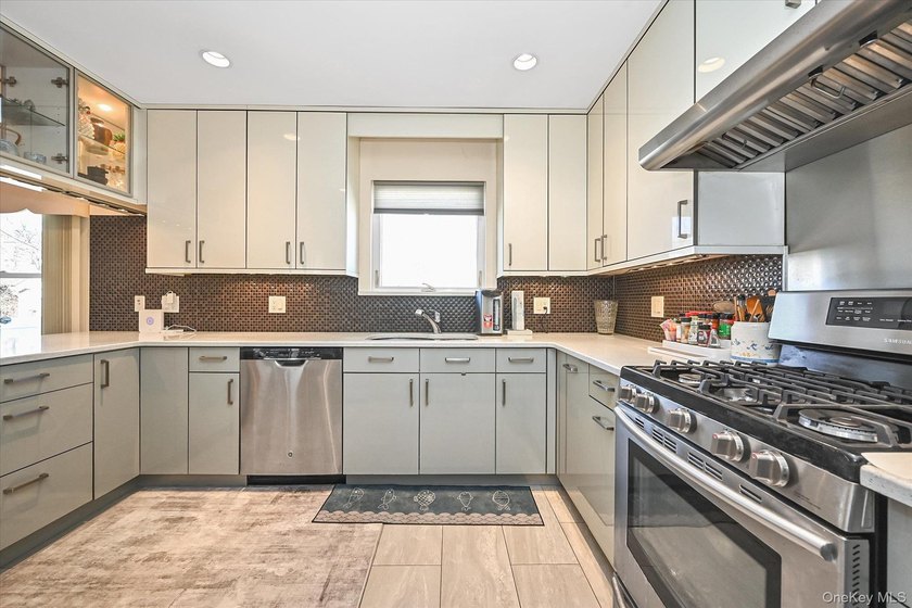 Welcome to this Move-In Ready Detached Colonial situated on a - photo 8