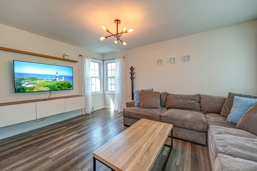 Ideally situated in the heart of Hampton Bays with walk-to- town - photo 17
