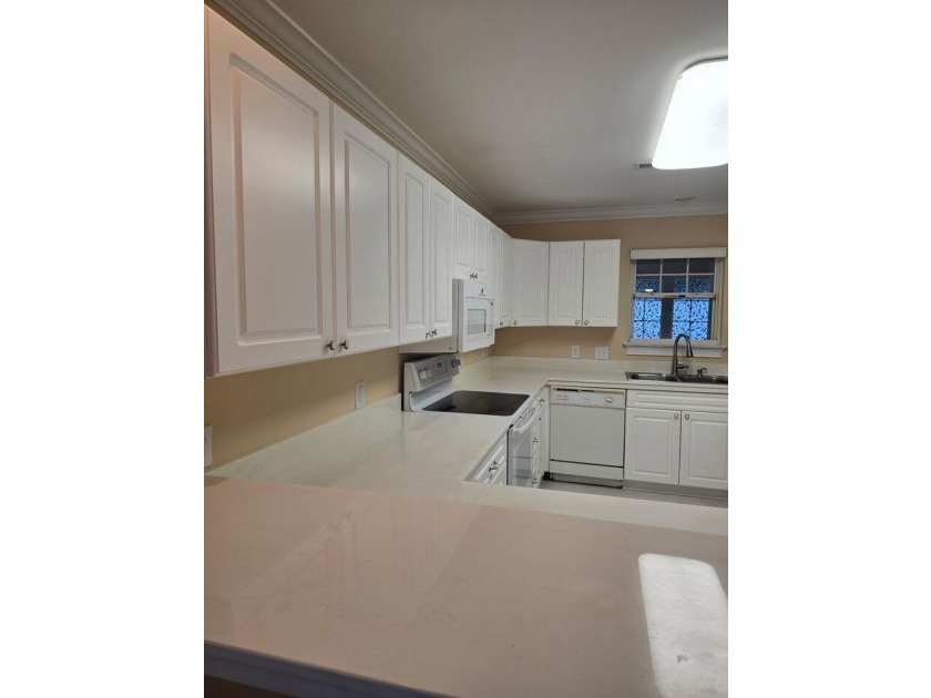 Beautifully maintained 3-bedroom, 2-bath corner-unit townhome in - photo 11