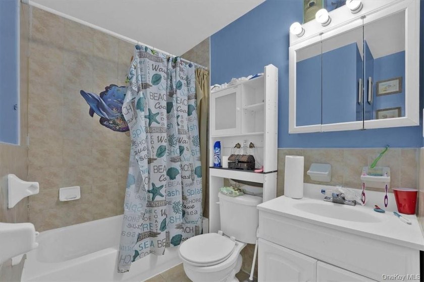 Exquisite three-family home located on a quiet, friendly block - photo 11