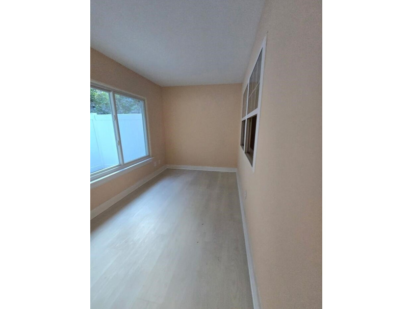 Beautifully maintained 3-bedroom, 2-bath corner-unit townhome in - photo 15