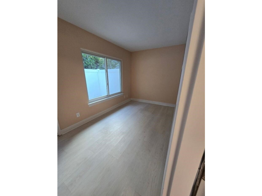 Beautifully maintained 3-bedroom, 2-bath corner-unit townhome in - photo 21