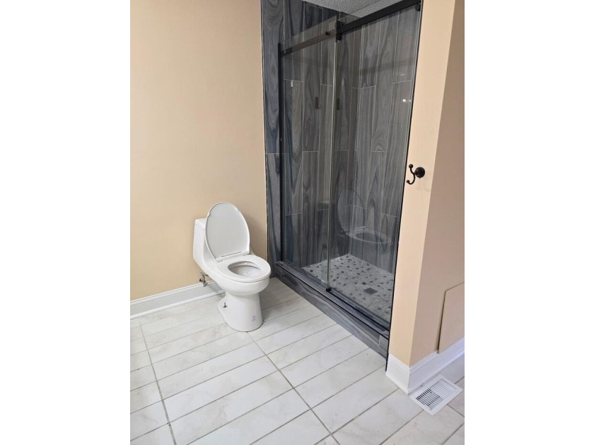 Beautifully maintained 3-bedroom, 2-bath corner-unit townhome in - photo 28