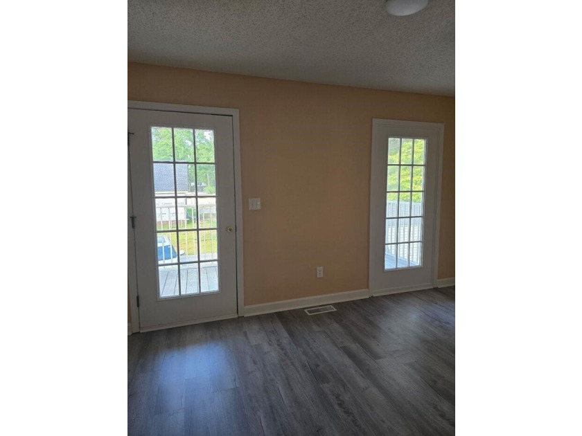 Beautifully maintained 3-bedroom, 2-bath corner-unit townhome in - photo 29