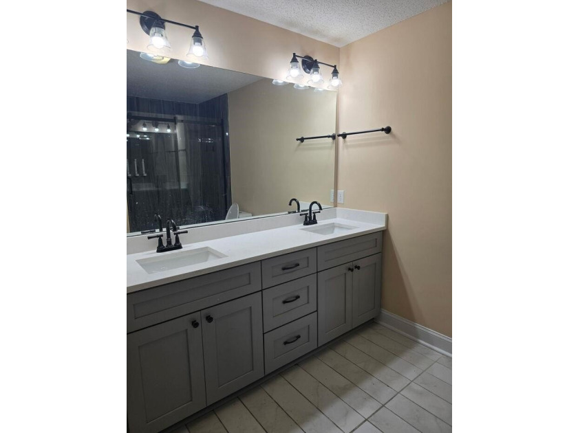 Beautifully maintained 3-bedroom, 2-bath corner-unit townhome in - photo 30