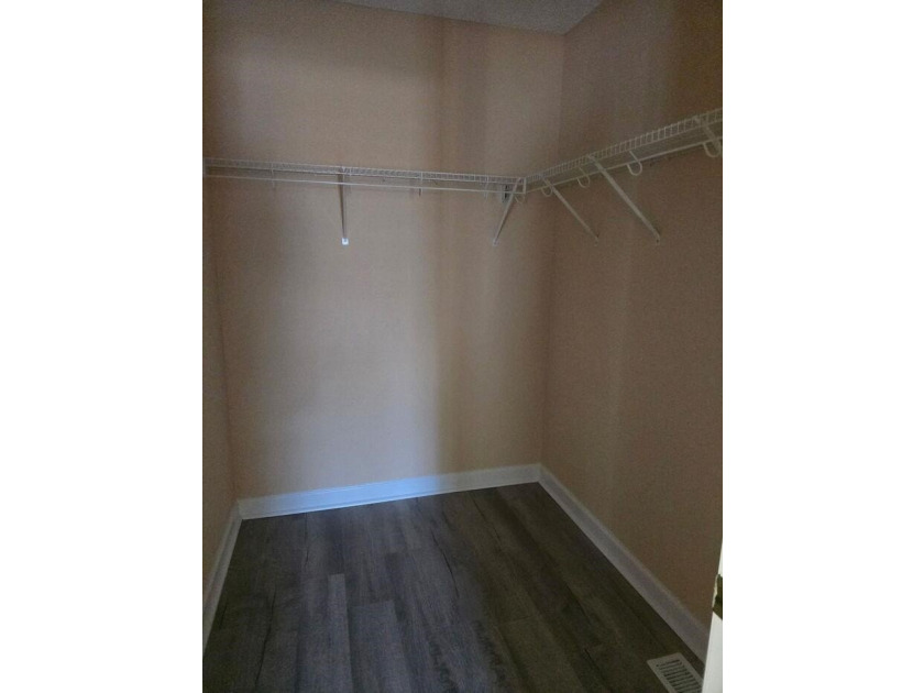 Beautifully maintained 3-bedroom, 2-bath corner-unit townhome in - photo 31