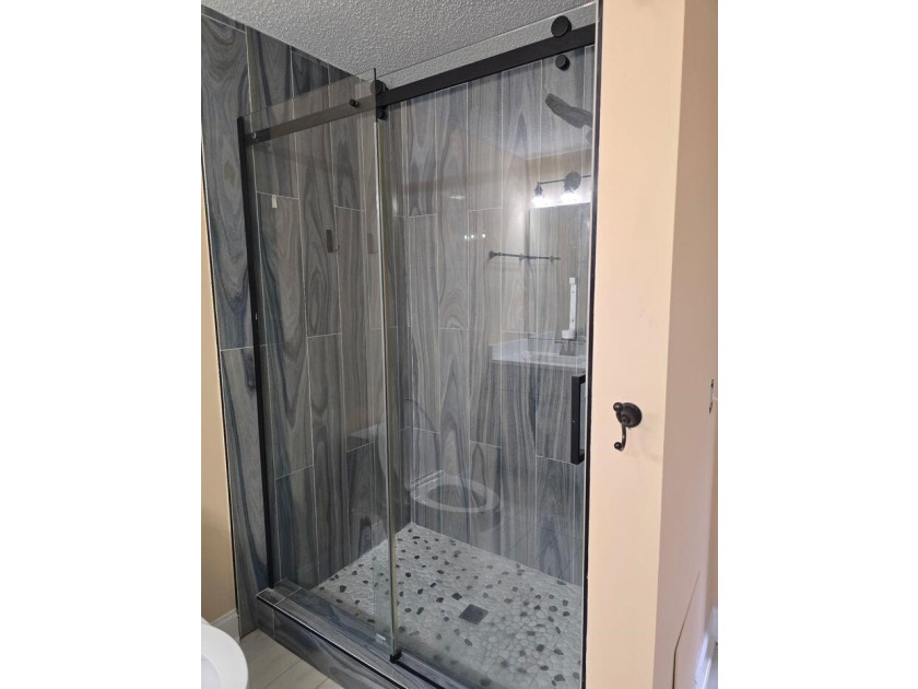 Beautifully maintained 3-bedroom, 2-bath corner-unit townhome in - photo 33