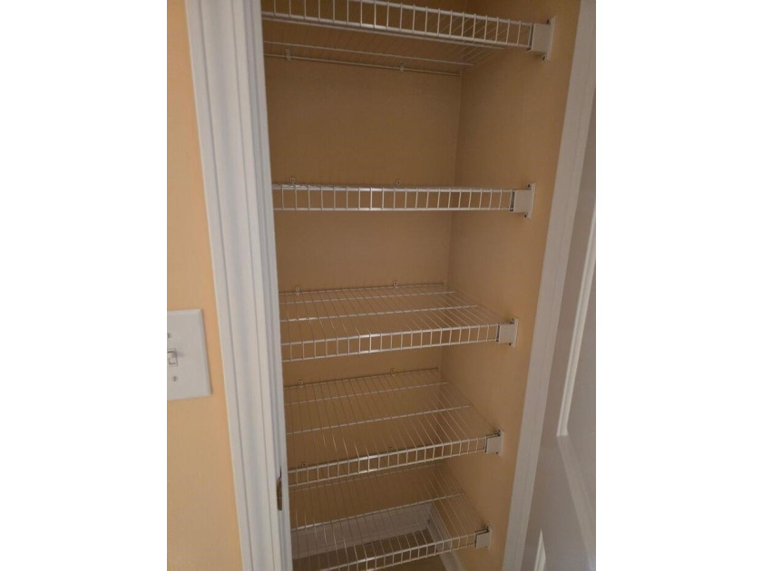 Beautifully maintained 3-bedroom, 2-bath corner-unit townhome in - photo 36