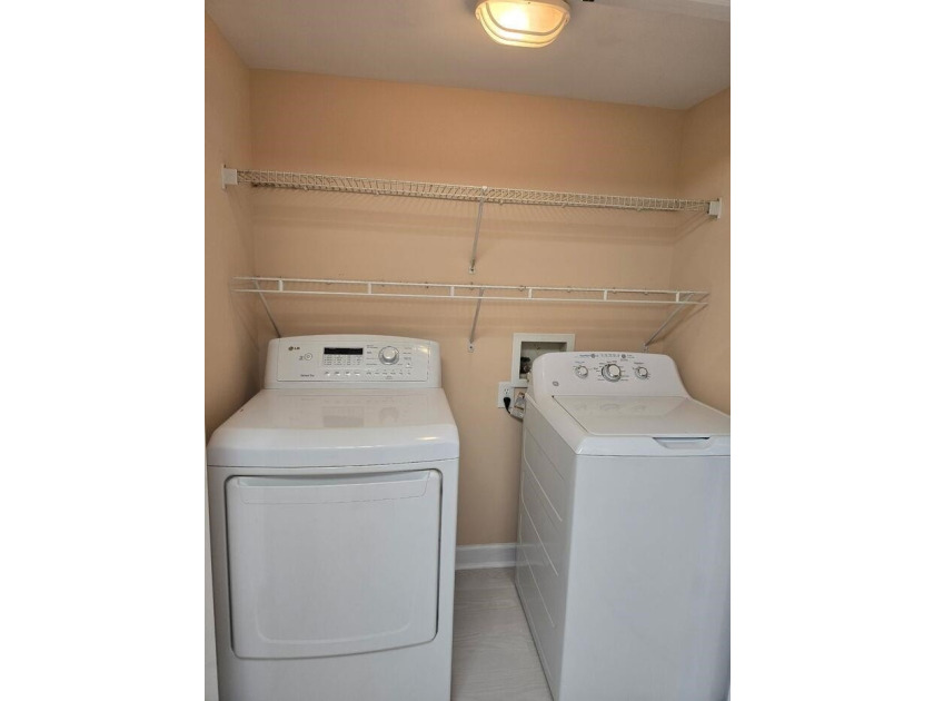 Beautifully maintained 3-bedroom, 2-bath corner-unit townhome in - photo 38