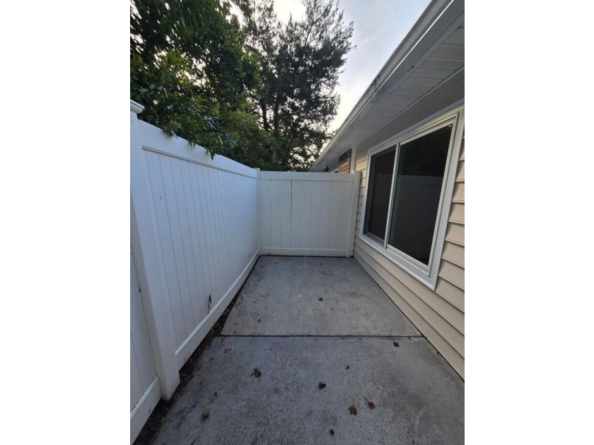 Beautifully maintained 3-bedroom, 2-bath corner-unit townhome in - photo 41