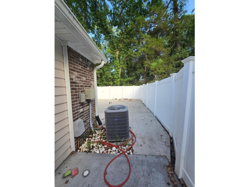 Beautifully maintained 3-bedroom, 2-bath corner-unit townhome in - photo 42
