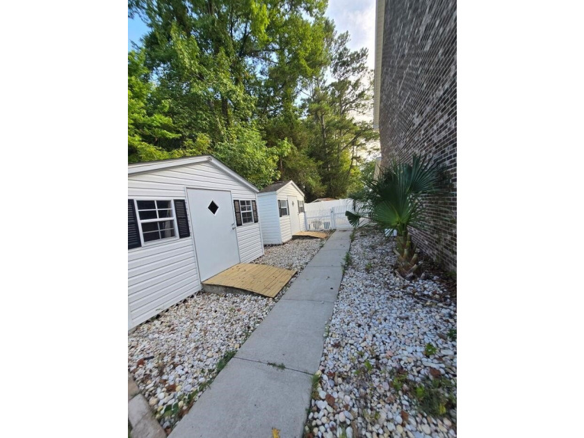 Beautifully maintained 3-bedroom, 2-bath corner-unit townhome in - photo 43
