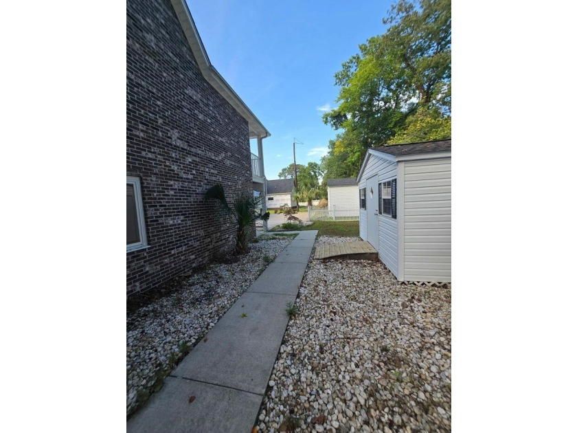 Beautifully maintained 3-bedroom, 2-bath corner-unit townhome in - photo 44