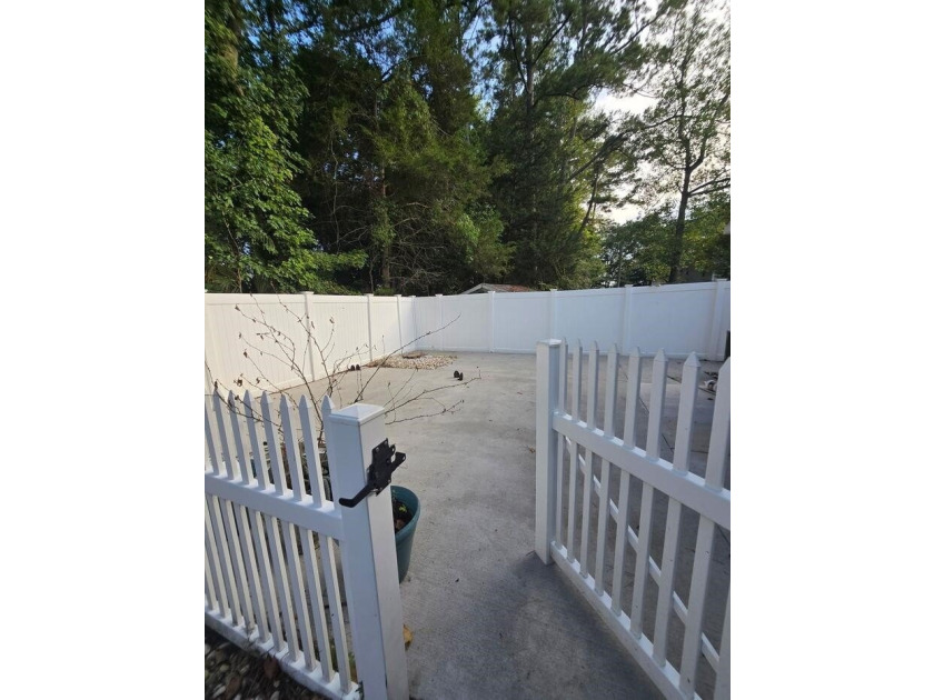 Beautifully maintained 3-bedroom, 2-bath corner-unit townhome in - photo 45