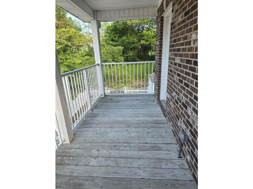 Beautifully maintained 3-bedroom, 2-bath corner-unit townhome in - photo 47