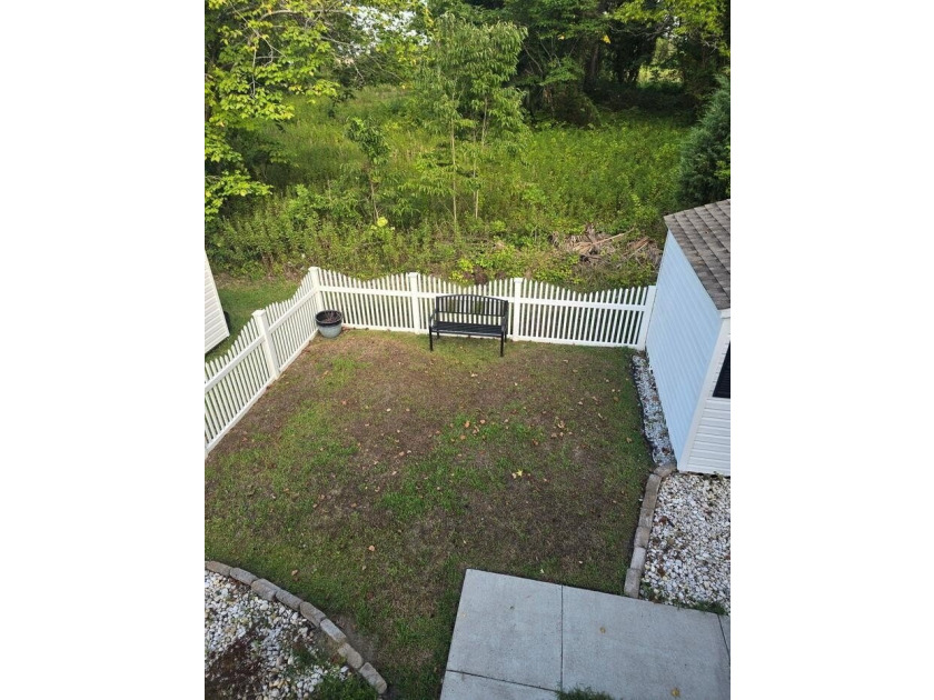 Beautifully maintained 3-bedroom, 2-bath corner-unit townhome in - photo 48