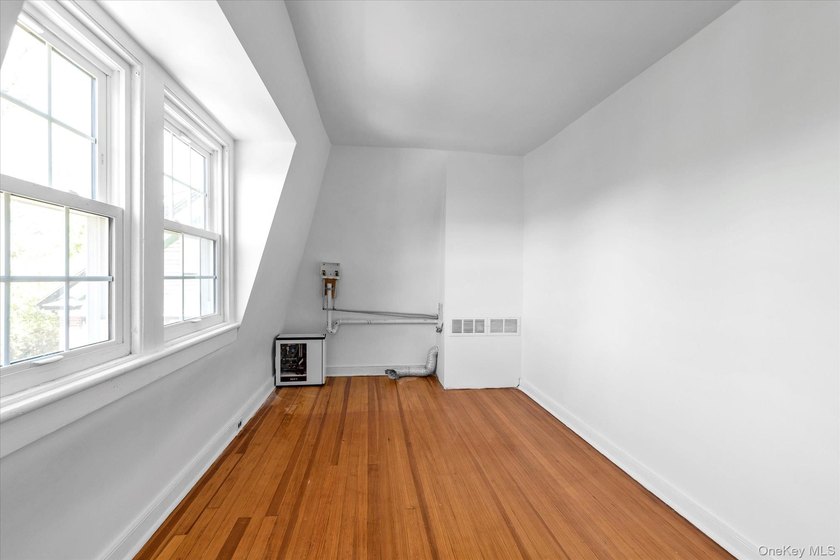 Vacant and Motivated Seller! Totally Renovated From Top to - photo 12