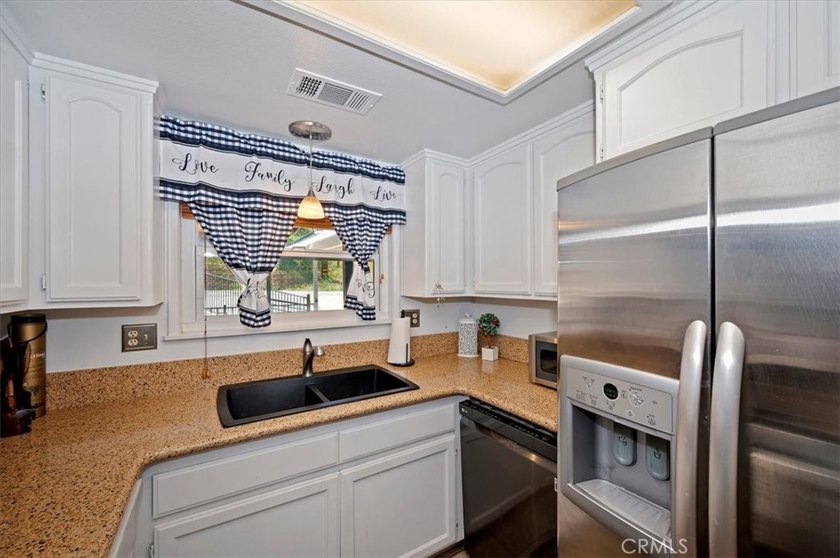 Beautiful Crestline mountain home with serene hillside views and - photo 15