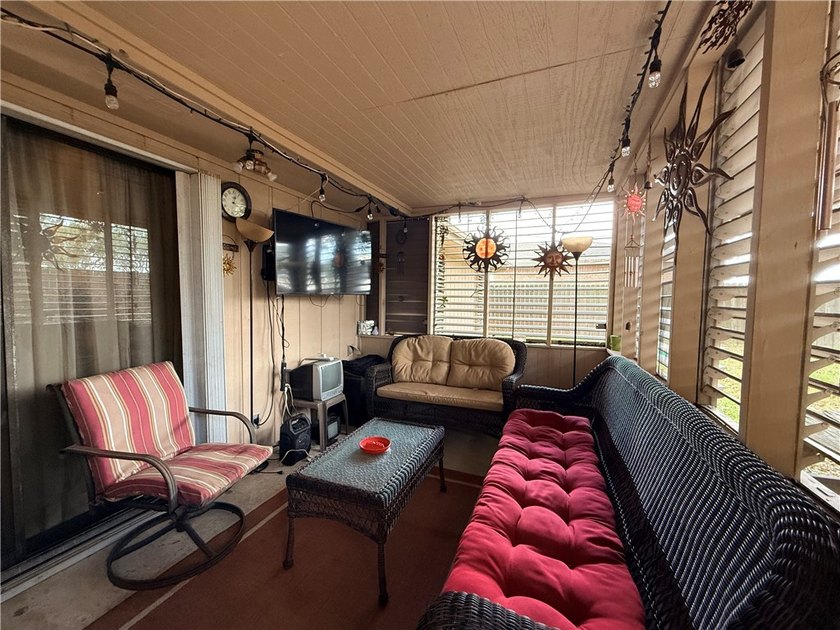 3-bedroom, 2-bath home with a 2-car garage and cozy fireplace - photo 7