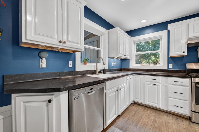 Perfect house in a prime location!! Welcome home to this - photo 19