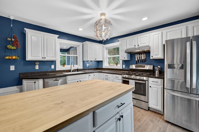 Perfect house in a prime location!! Welcome home to this - photo 22