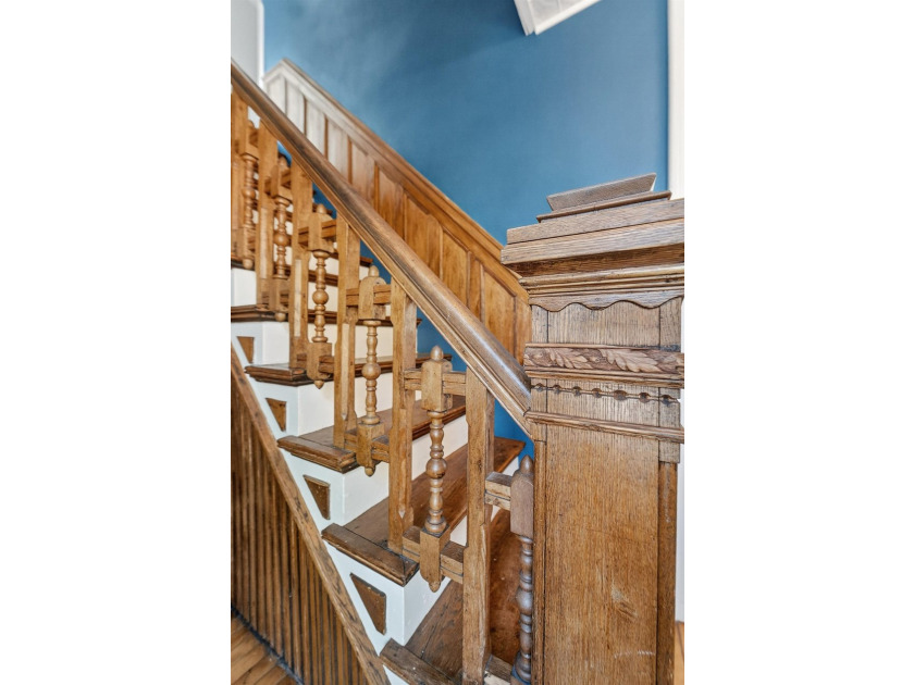 Perfect house in a prime location!! Welcome home to this - photo 24