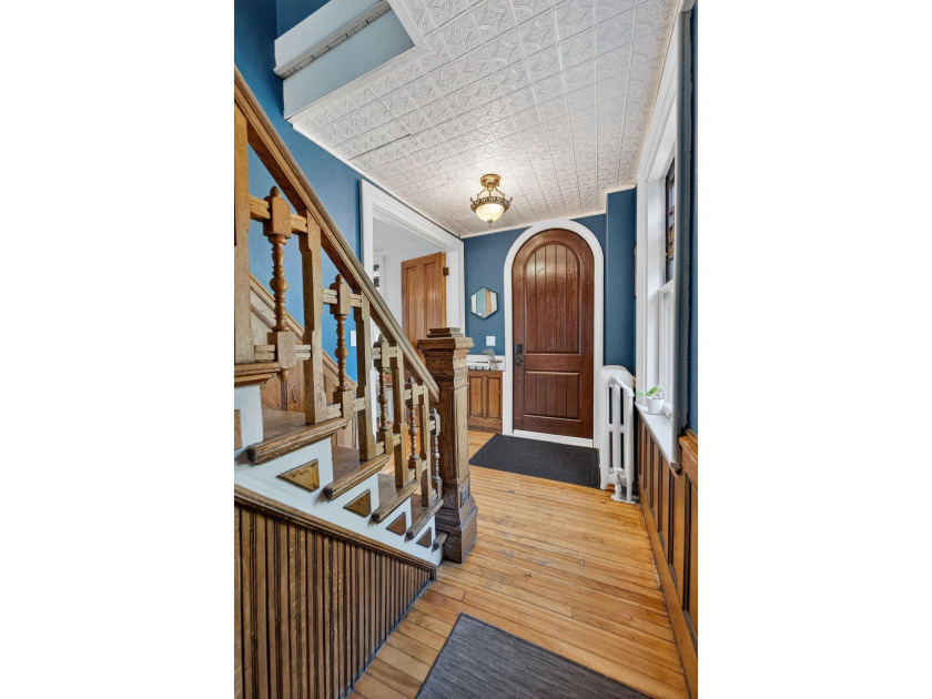 Perfect house in a prime location!! Welcome home to this - photo 25