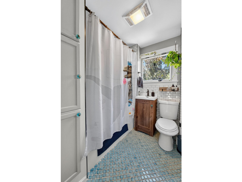 Perfect house in a prime location!! Welcome home to this - photo 28
