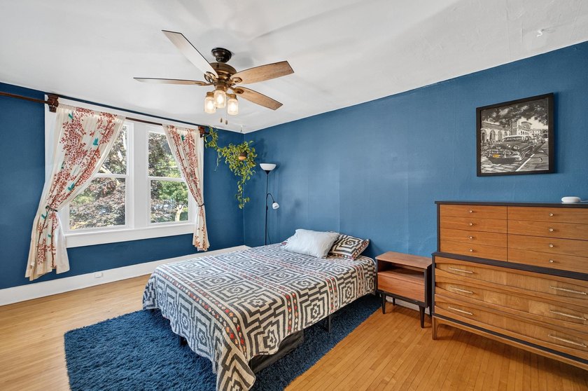 Perfect house in a prime location!! Welcome home to this - photo 32