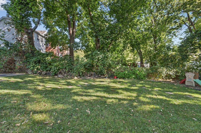 Perfect house in a prime location!! Welcome home to this - photo 42