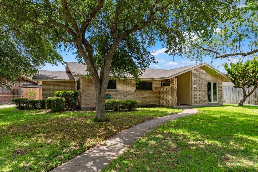 Positioned on a charming corner lot in the established East - photo 2