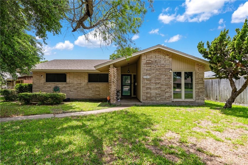 Positioned on a charming corner lot in the established East - photo 3