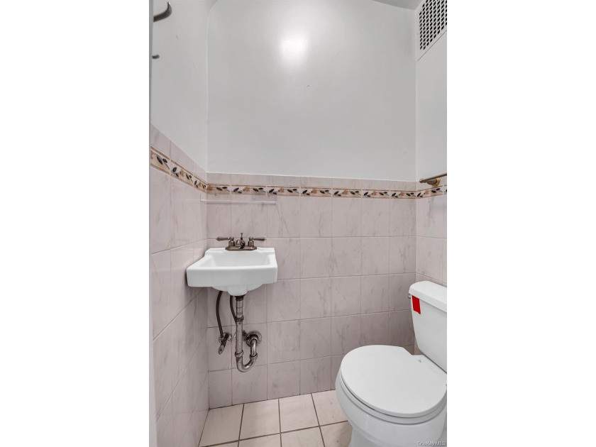 Welcome to this beautifully maintained and exceptionally bright - photo 14
