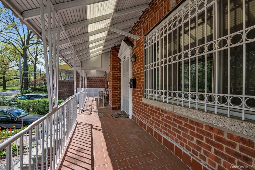 Welcome to this beautifully maintained and exceptionally bright - photo 17