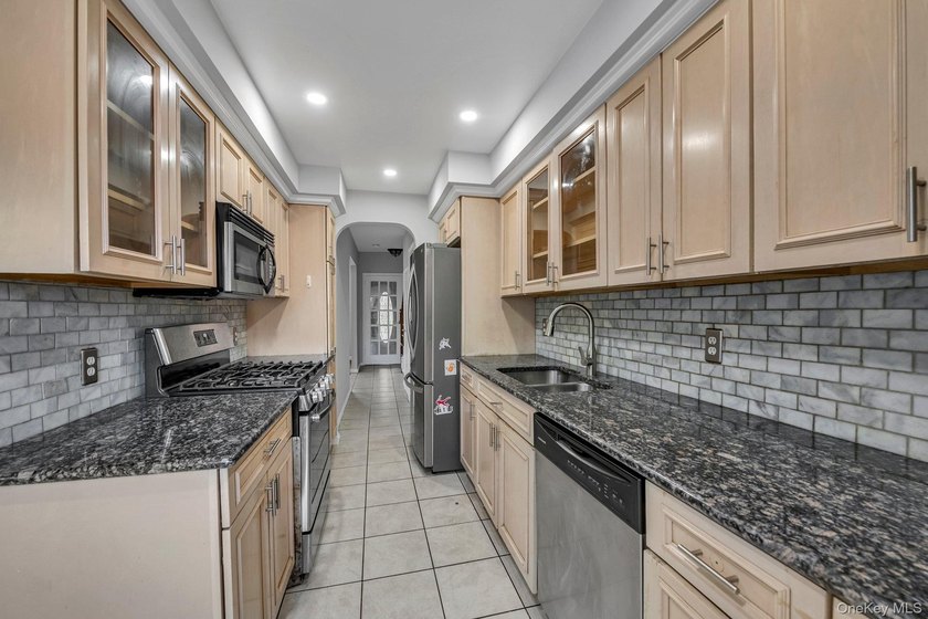 Welcome to this beautifully maintained and exceptionally bright - photo 18