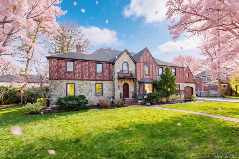 Great Neck Estates luxury home With Refined Taste &amp; Exceptional - photo 2