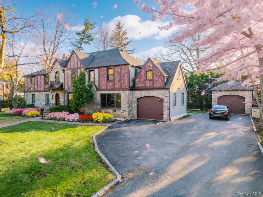 Great Neck Estates luxury home With Refined Taste &amp; Exceptional - photo 3