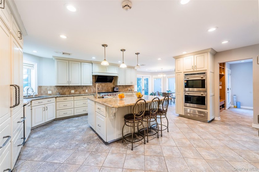 Great Neck Estates luxury home With Refined Taste &amp; Exceptional - photo 5
