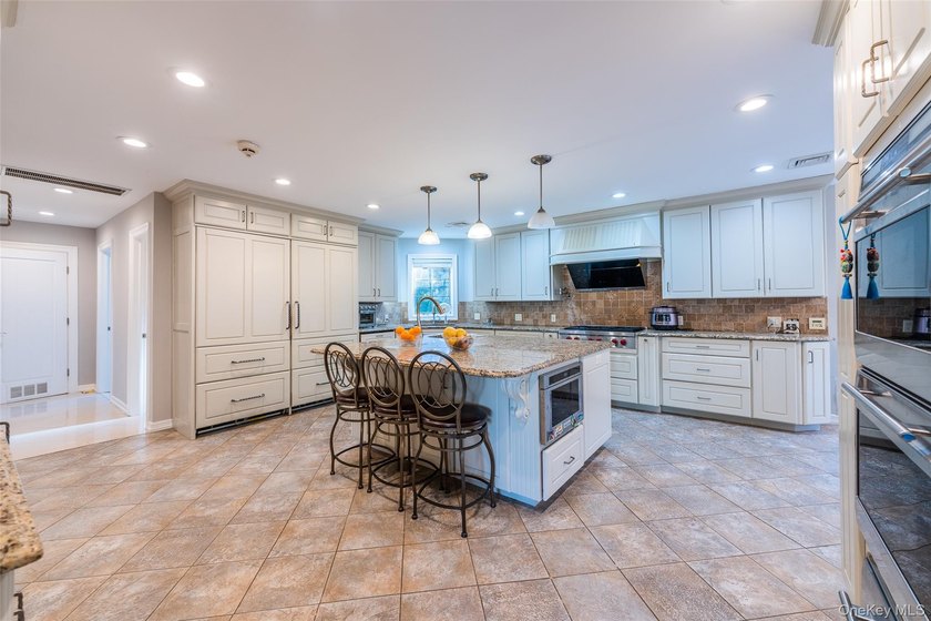 Great Neck Estates luxury home With Refined Taste &amp; Exceptional - photo 6