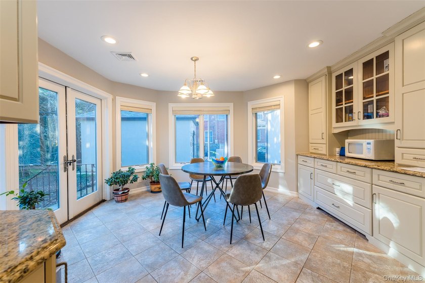 Great Neck Estates luxury home With Refined Taste &amp; Exceptional - photo 7