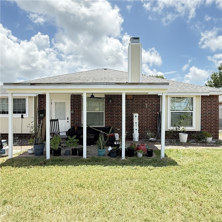 Welcome to this charming home in the heart of Flour Bluff - photo 5