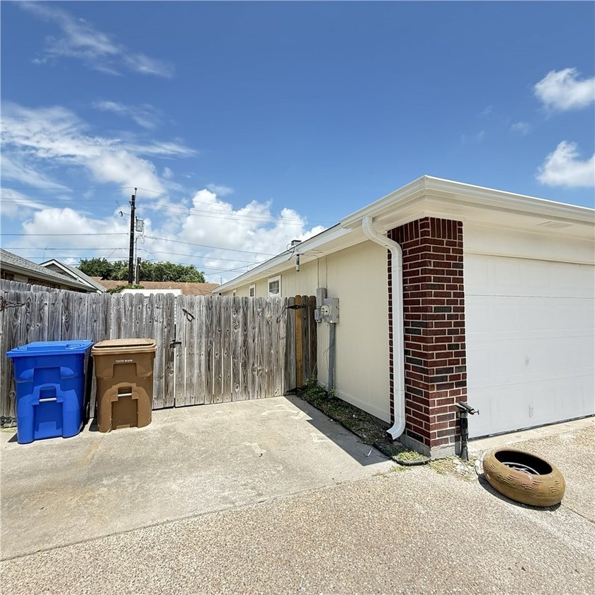 Welcome to this charming home in the heart of Flour Bluff - photo 7