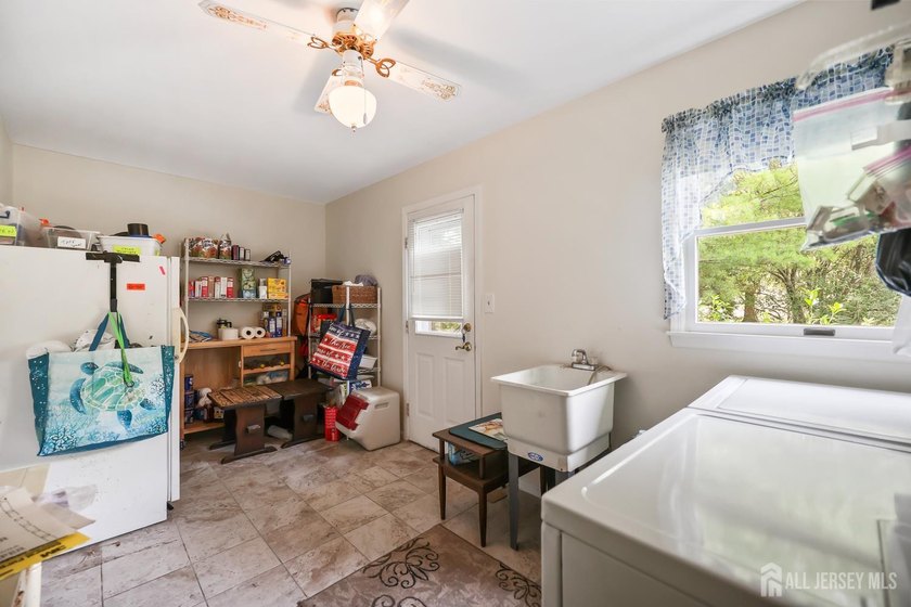 Welcome home! Center Hall Colonial in Heritage Chase with so - photo 16