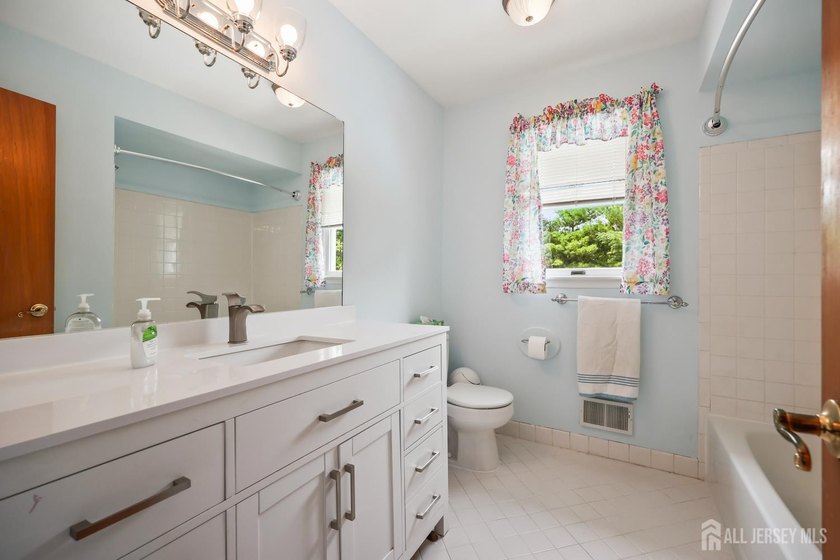 Welcome home! Center Hall Colonial in Heritage Chase with so - photo 24