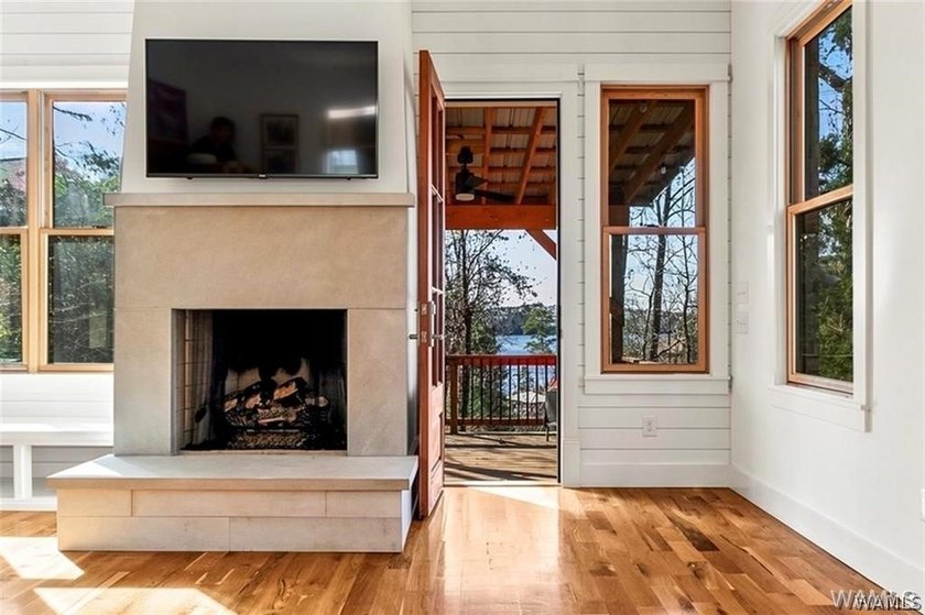 Welcome to lakeside living at its finest! This beautifully - photo 2